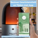 Aroma diffuser met oranje gloed, zilveren voet en donkerblauwe kap, bediend via smartphone app.