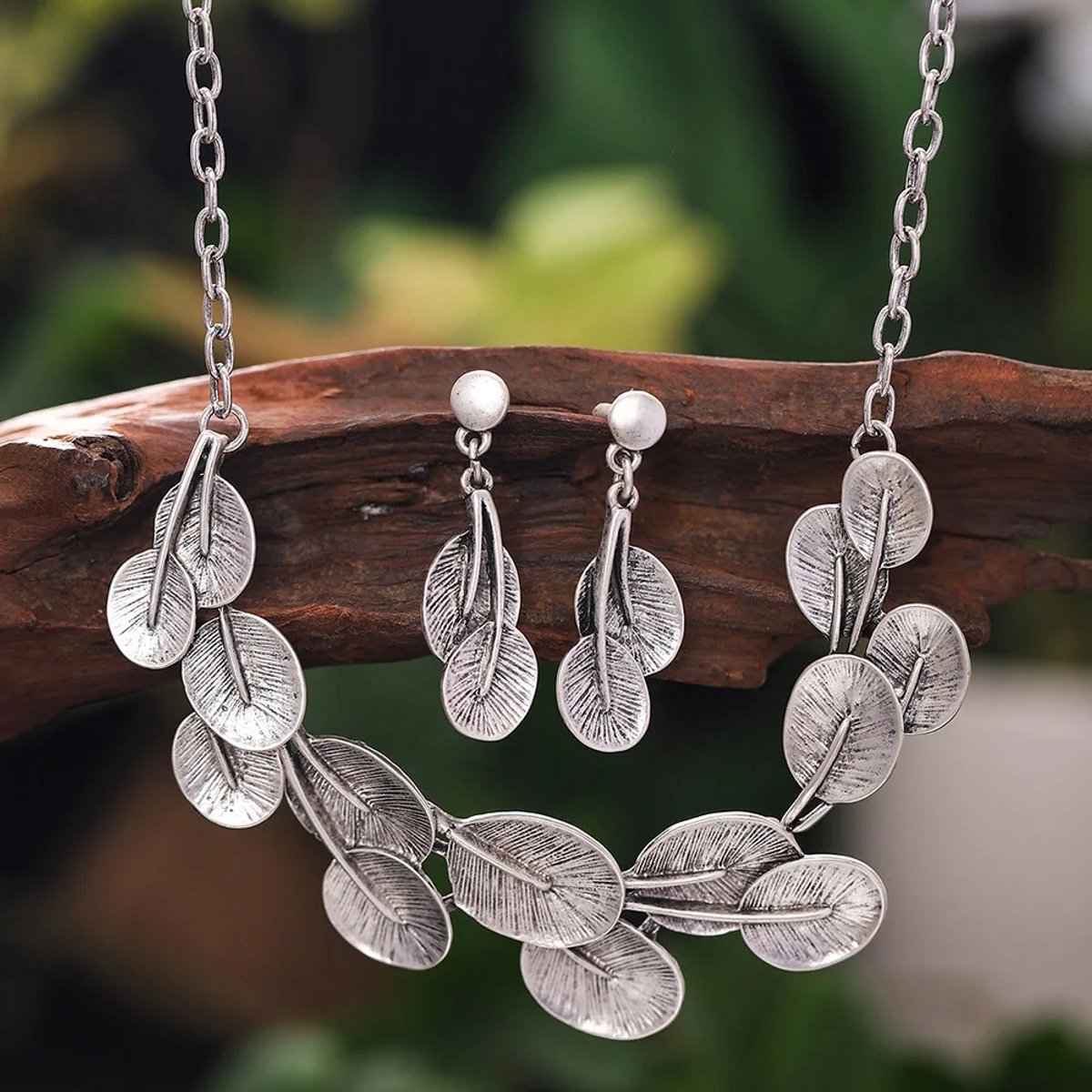 My Sweet Romance® zilverkleurige statement sieradenset – elegante collierketting & hangende oorbellen met blaadjesmotief