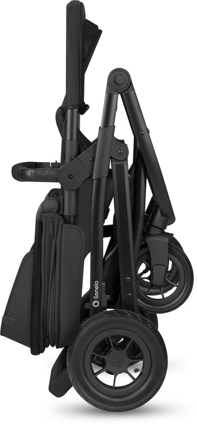 Zwarte kinderwagen, ingeklapt in een compact formaat. De wielen en het frame zijn duidelijk zichtbaar.