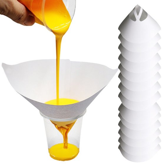 Hand giet gele verf door een wit filter in een beker. Naast een stapel van 10 witte filters.