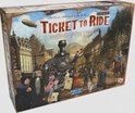 Ticket to Ride Legacy Legends of the West bordspeldoos met illustratie van een stoomtrein, stad, bergen en mensen in westernstijl.