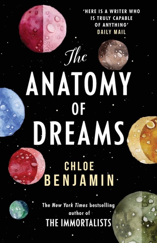Boekomslag 'The Anatomy of Dreams' met een zwarte achtergrond vol sterren en planeten in verschillende kleuren zoals rood, blauw, geel en groen. De titel is prominent in witte letters weergegeven.
