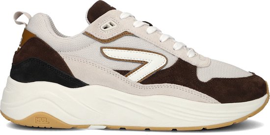 Lichtbruine suède en off-white mesh sneaker met bruine accenten en een witte 'V' op de zijkant.