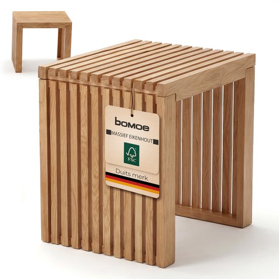 Houten krukje van massief eikenhout met FSC®-certificaat, met productlabel.