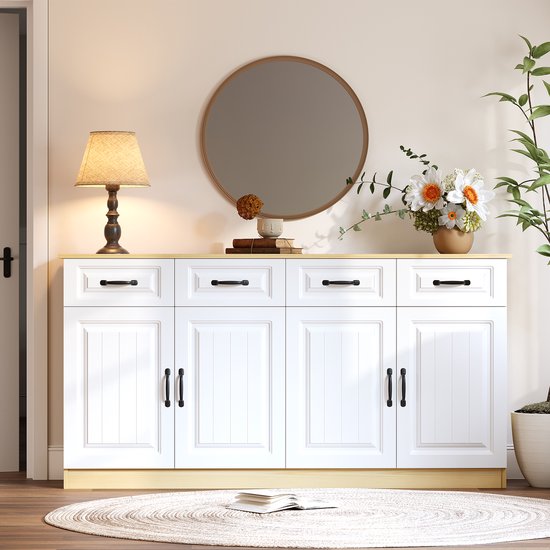 Wit dressoir met vier deuren en vier lades, houten bovenblad, in een woonkamer met spiegel en lamp.