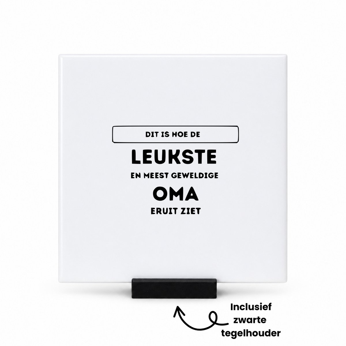Hacebo Dit is hoe de leukste en meest geweldige oma eruit ziet tegeltje met tegelhouder - Oma - Familie mensen met een oma - tegeltjes met tekst - Cadeau - spreuktegels - 10.8x10.8 CM Wit