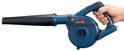 Blauwe Bosch Professional bladblazer in een hand.