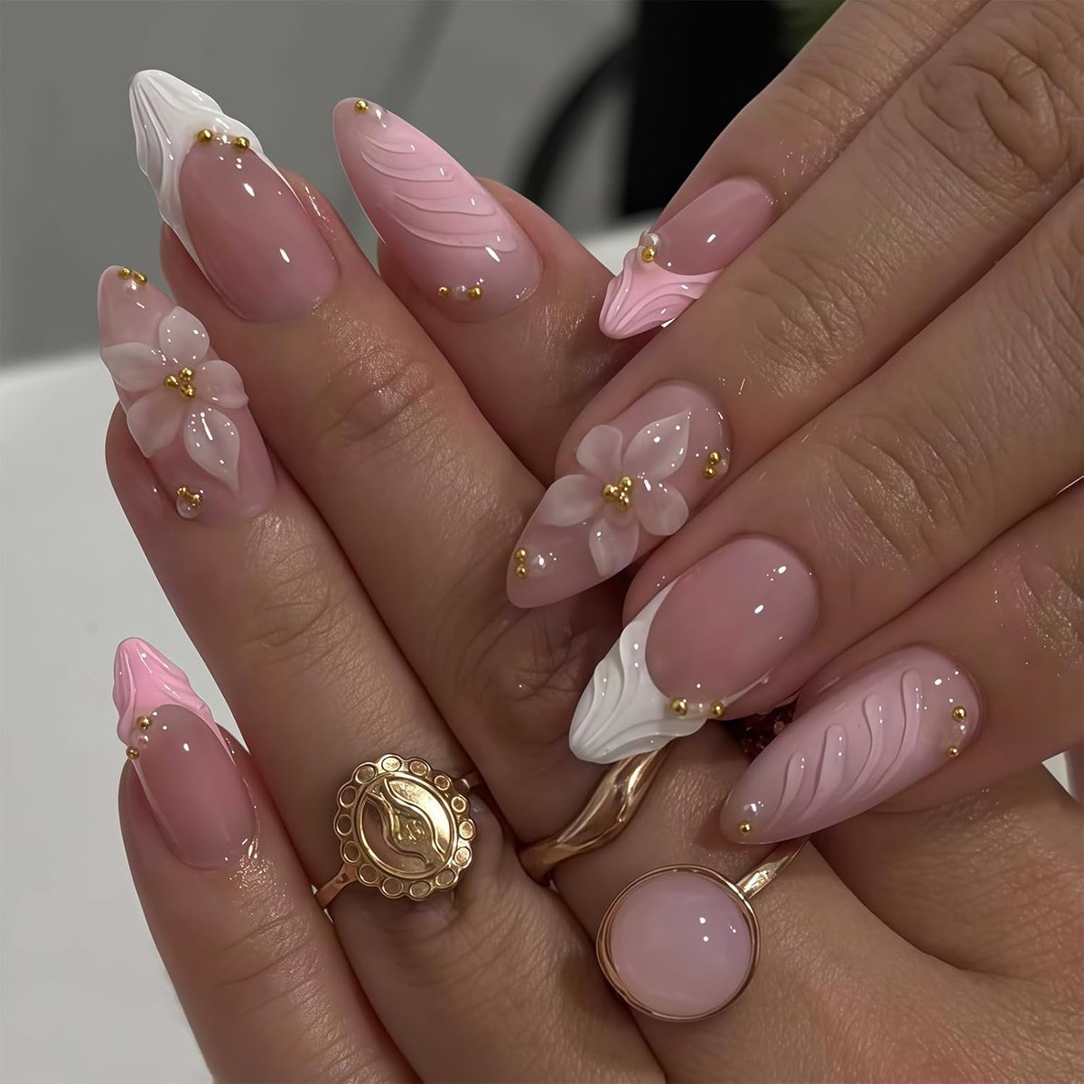 Thijox - 24 Stuks Middelgrote Amandel Press-On Nagels Roze French Tip met 3D Bloemen, Gouden Parels en Glitter - Herbruikbare Gel Nagels Manicure Set