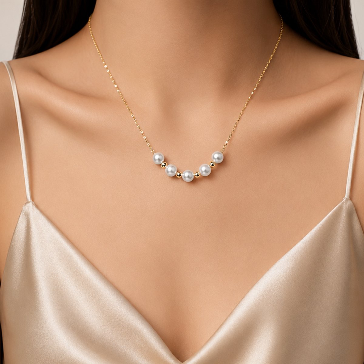 Luxamore® Dames Ketting Goudkleurig – Witte Parelketting – RVS Halsketting – Modieuze Ketting Dames – Sieraden – Cadeau voor Vrouwen
