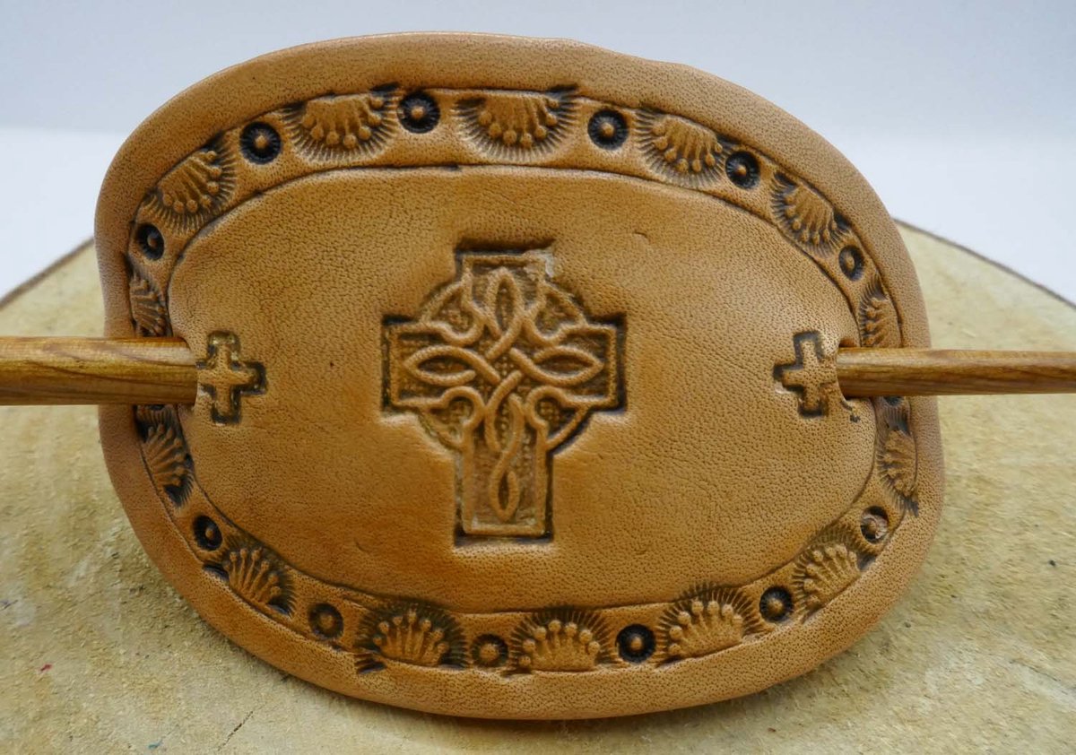 Leren beige haarspeld van kruis met oneindige knoop met 2 kleine kruisjes in sierrand + houten haarstok - hairpin celtic cross with wood pin - leuke haarspeld met kruis - keltische lederen haarspeld - apart handgemaakte haarspeld