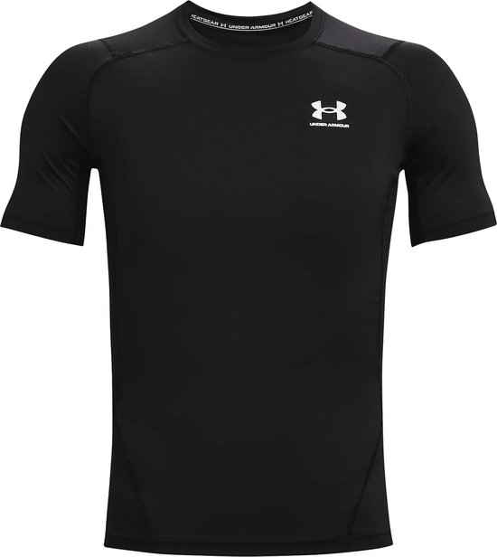 Zwart, nauwsluitend sportshirt van Under Armour met korte mouwen en wit logo op de borst. De tekst 'HEATGEAR' is op de kraag te zien.