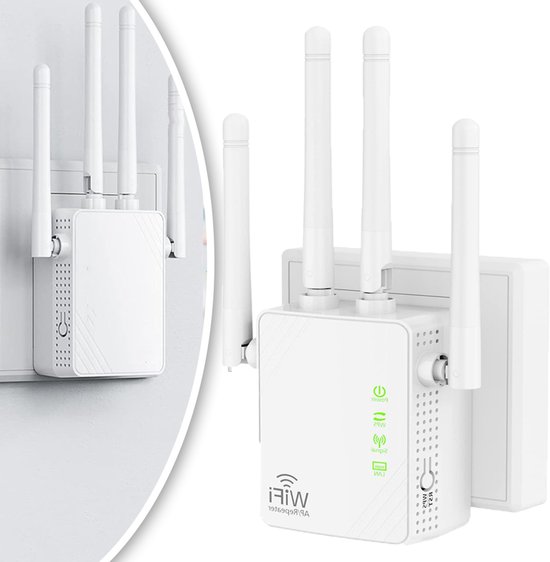 Witte WiFi-extender met drie antennes, aangeprikt in een stopcontact, met indicatielampjes.