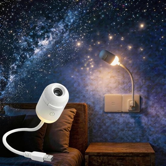 Witte sterren projector bij een bed, projecteert sterrenhemel en noorderlicht op muur.
