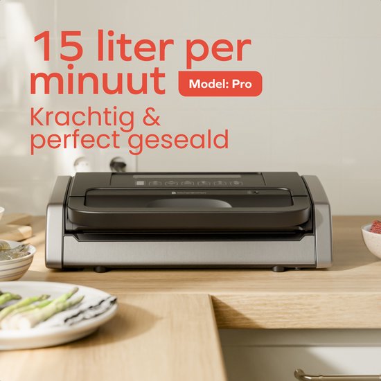 La puissante machine sous vide Pro de KitchenBrothers, avec 15 litres par minute, est placée sur un plan de travail en bois.