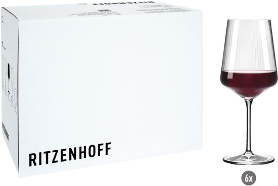 Een doos van Ritzenhoff met daar naast een glas rode wijn met geribbelde zijkanten.