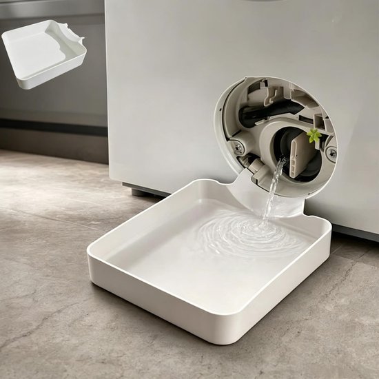 Water stroomt uit de wasmachinedrain in een witte lekbak. Een klein, geïsoleerd wit lekbakje is zichtbaar in de hoek.