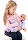 Een meisje met blond haar houdt een babypop in een paars sneeuwpak vast en geeft de pop een paarse speen.