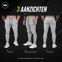 Drie aanzichten van een grijze trainingsbroek met MW logo, ritszakken en trekkoord. "Voorkant, schuin voor aanzicht, achterkant". De MW trainingsbroek vanuit elke hoek.