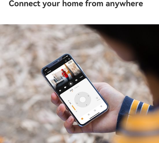 Close-up van een smartphone met live camerabeelden van een huis en bedieningselementen, met de tekst 'Connect your home from anywhere'.