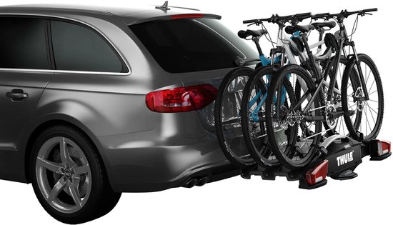 Zwarte Thule fietsendrager voor 3 fietsen, gemonteerd op een auto.