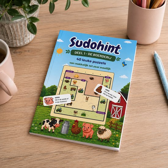 Gesloten boek van Sudohint, Deel 1: De boerderij, met boerderijdieren en een puzzel op de cover. Gelegen op een bureau.