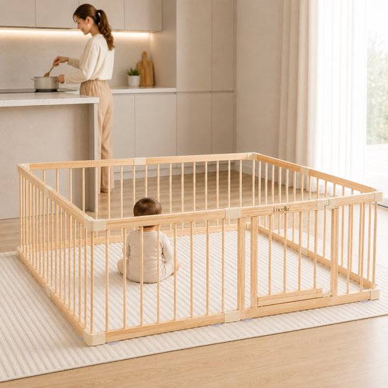 Houten babybox met poortje, met een baby die erin zit. Een vrouw kookt in de keuken op de achtergrond.