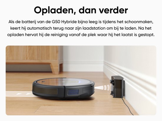Zwarte robotstofzuiger keert terug naar het laadstation aan de muur om op te laden.