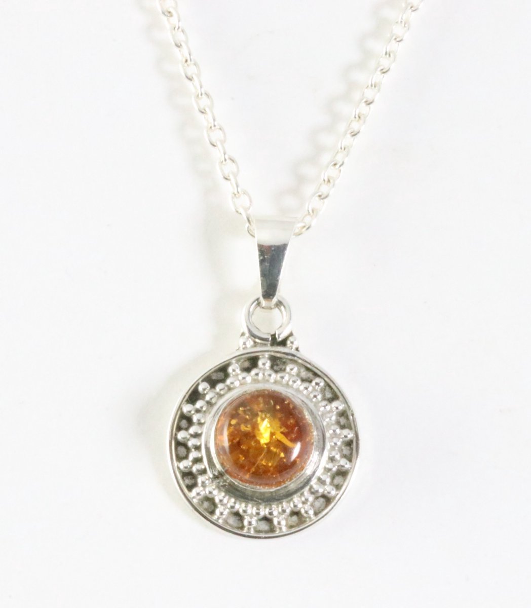 Fijne bewerkte ronde zilveren hanger met amber aan ketting