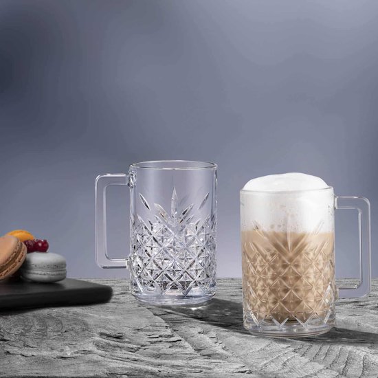 Twee transparante bierpullen met facetgeslepen patronen; één gevuld met schuimend drankje.