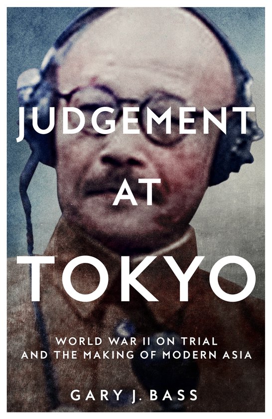Couverture du livre 'Judgement at Tokyo', avec une photo en noir et blanc d'un homme portant un casque.