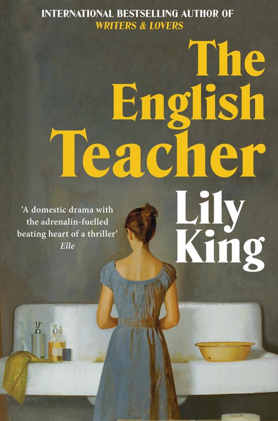 Boekcover: Een vrouw in een blauwe jurk staat met haar rug naar de kijker, met de titel 'The English Teacher' in gele letters.
