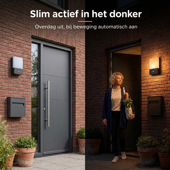 Split-screen: links een zwarte wandlamp op een bakstenen muur naast een gesloten voordeur. Rechts een vrouw met boodschappentas komt binnen, de lamp brandt.