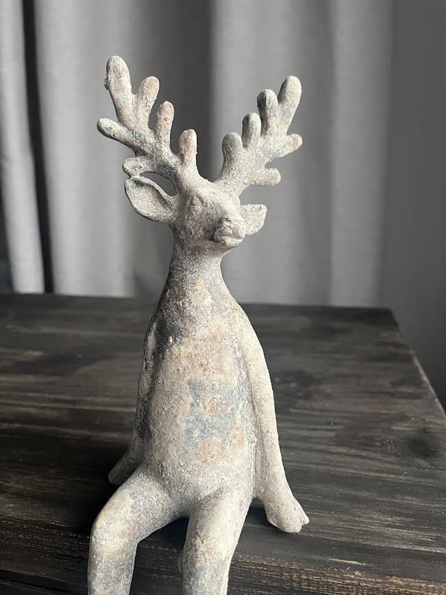 Countryfield Zittend Hert 30 cm - Groot – Decoratief Hertenbeeld met Bungelende Benen – Landelijke Woondecoratie – Hert Decoratie – Kerstdecoratie – Winterdecoratie – foto 2