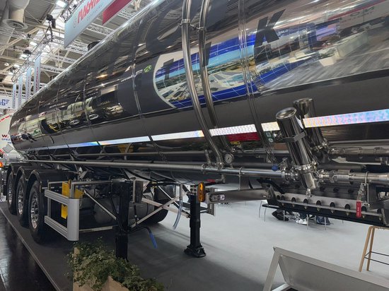 Glinsterende zilveren tankwagen met blauwe en zwarte logo's en reflecterende accenten.