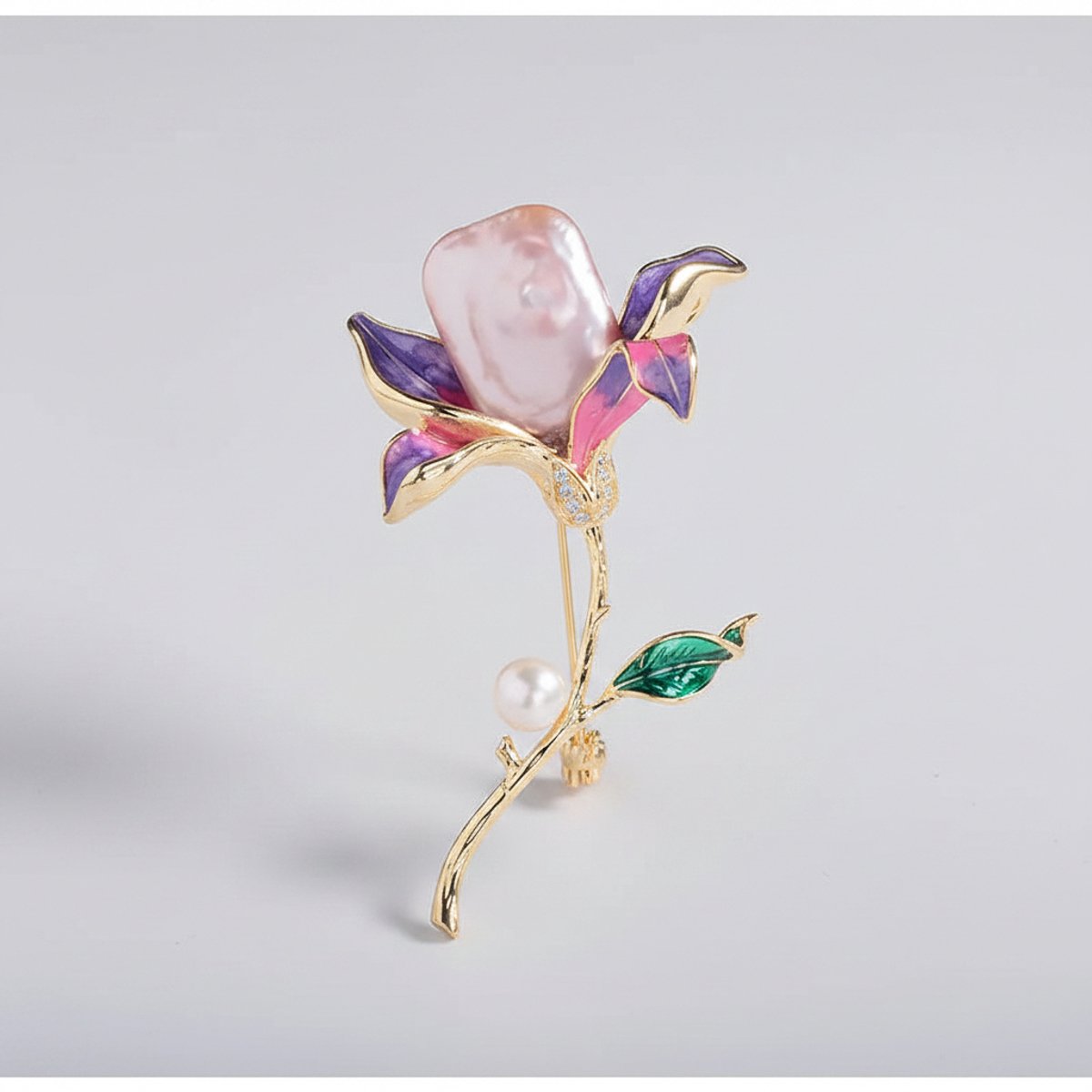 Luxe Dames Broche met Zoetwaterparel – 18K Verguld Bloemdesign met Speldsluiting