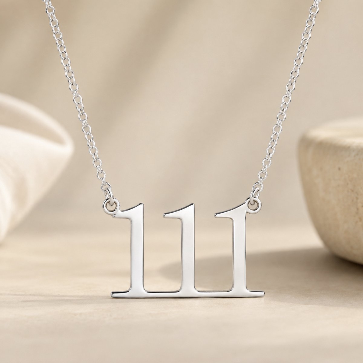 Maevi® Ketting met Engel Getal - 111 - Kleur: Zilver - Hoge Kwaliteit - Roestvrijstaal / RVS / Stainless Steel - Verkleurt Niet - Angel Number - Necklace - Engelgetal Ketting - Spiritueel - Sieraden - Numerologie - 111 Ketting Betekenis