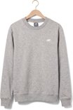 Lichtgrijze New Balance sweater met kleine witte AB-logo op de linkerborst.