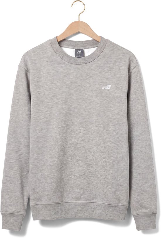 Lichtgrijze New Balance sweater met kleine witte AB-logo op de linkerborst.