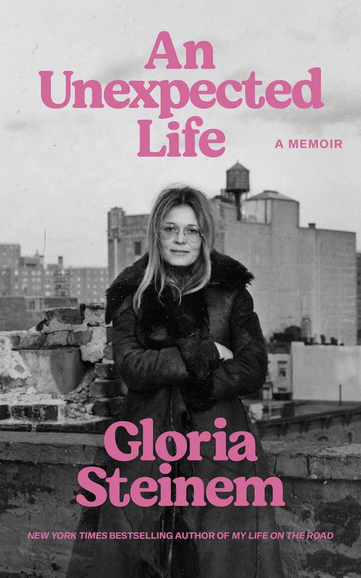 Boekomslag van "An Unexpected Life", een memoire van Gloria Steinem, met haar portret in het midden.
