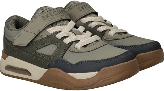Zij-aanzicht van een paar groene Skechers sneakers met bruine en donkerblauwe zolen.