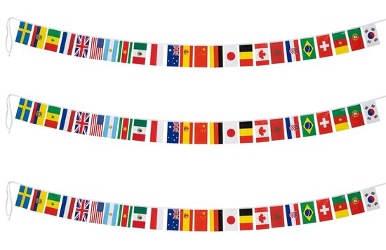 Drie dubbele slingers met internationale vlaggetjes op een witte achtergrond.