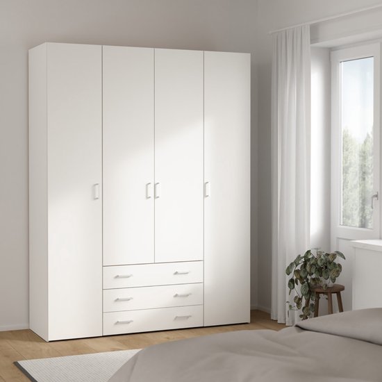 Witte vierdeurs kledingkast met drie lades, staand in een slaapkamer naast een raam.