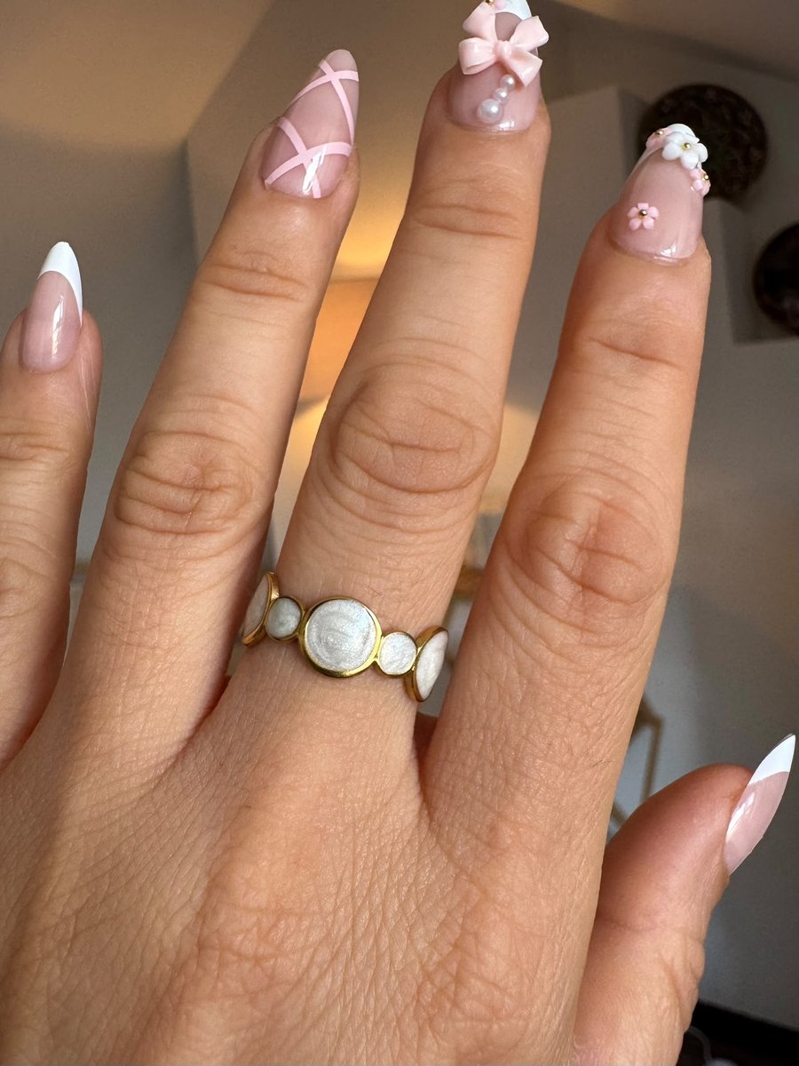 Anelplus Goudkleurige Ring voor Vrouwen – Brede Ring met Ronde Parelmoer Look – Witte Statement Ring – Elegant & Trendy