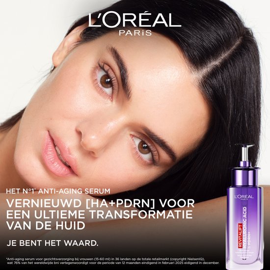 Vrouw met donker haar en bruine ogen, met naast haar een flesje L'Oréal Paris Revitalift serum.