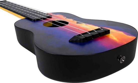 Ukelele met zonsondergangprint. De body is zwart, de print toont dramatische wolken en oranje gloed van de ondergaande zon.