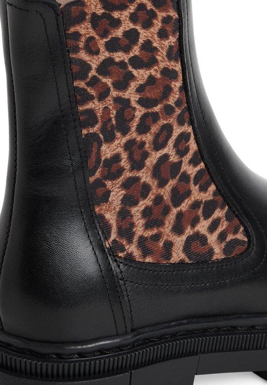 Detail van de luipaardprint inzet van een zwarte leren Chelsea boot.