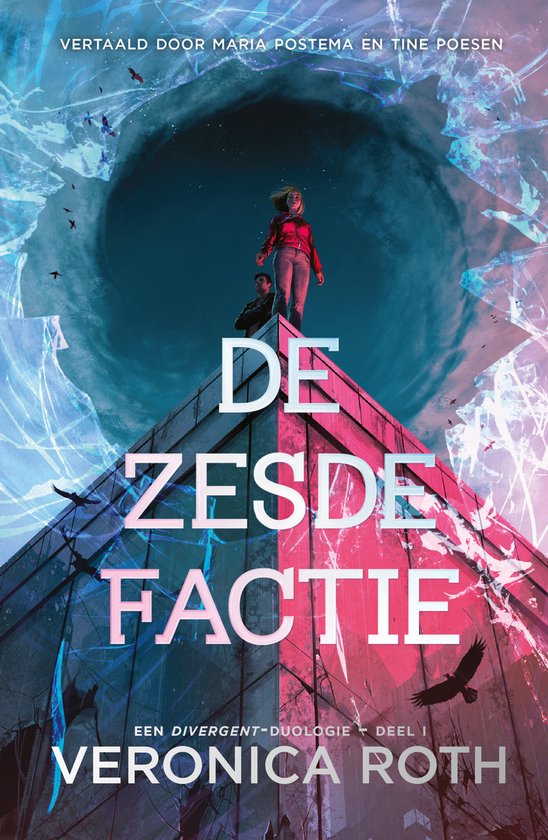 Een vrouw met blond haar en een rode jas staat bovenop een glanzend, veelzijdig gebouw. De titel 'DE ZESDE FACTIE' is prominent aanwezig. Achter hen opent zich een donkere draaikolk in de lucht.