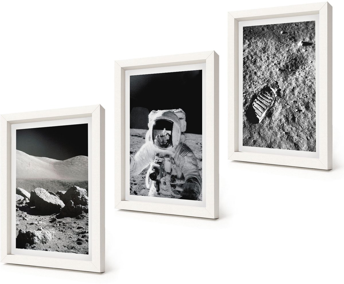 Coloray 3-Delige Schilderij Set - Maanfoto's met astronaut en voetafdruk - 20x30 - Muurdecoratie - Wanddecoratie - Slaapkamer - Stijlvolle Muurdecoratie