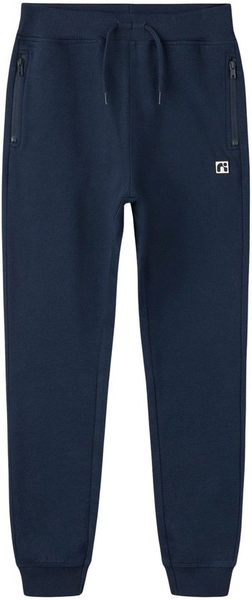 Donkerblauwe joggingbroek met trekkoord, ritszakken en een logo op de linkerheup.