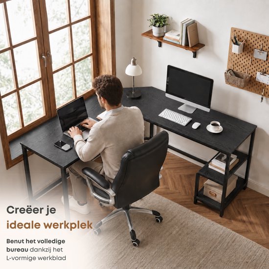 Man werkt aan een zwart hoekbureau bij een raam, met bureaustoel en computer.